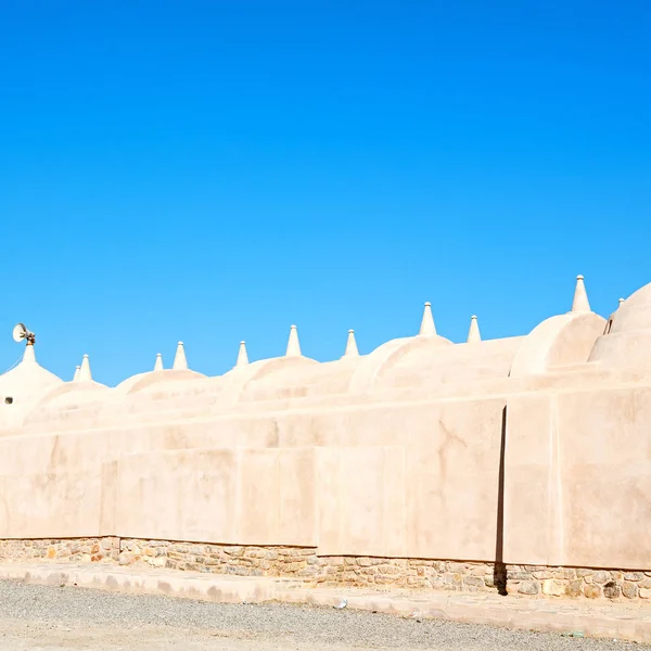 En oman moscatel la antigua mezquita minarete y la religión en el cielo claro — Foto de Stock