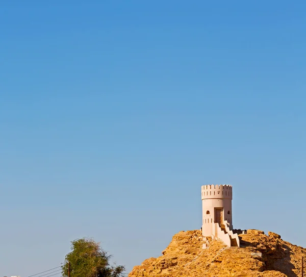 W Omanu muscat skała stary niebo obronny fort battlesment i — Zdjęcie stockowe