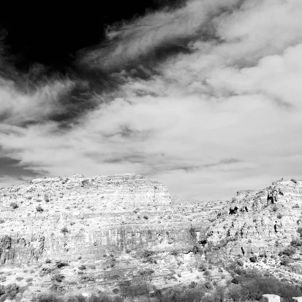 オマーン古い山峡谷と峡谷深く曇り空 — ストック写真