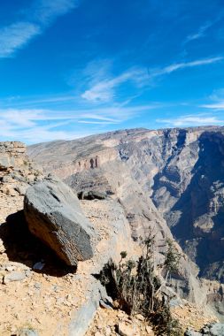 Umman eski dağ gorge ve kanyon derin bulutlu gökyüzü 