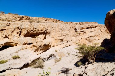 Umman eski dağ gorge ve kanyon derin bulutlu gökyüzü 