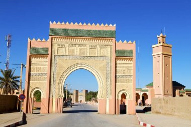 Fas kemer içinde Afrika eski yapılar sokak mavi gökyüzü