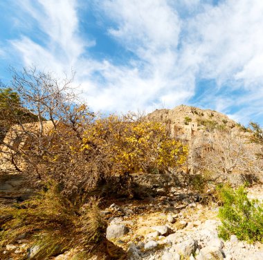 kemer köy evi ve terk edilmiş Umman bulutlu gökyüzü 