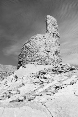 Umman eski köy evi ve bulutlu gökyüzü terk