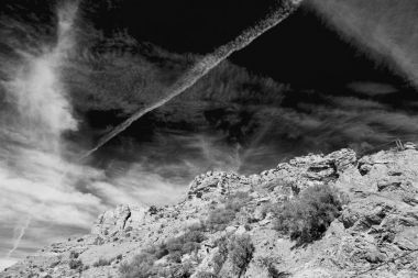 Umman eski dağ gorge ve kanyon derin bulutlu gökyüzü 