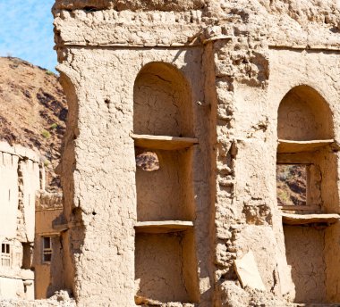 Umman eski terk edilmiş köy evi ve bulutlu gökyüzü kemer