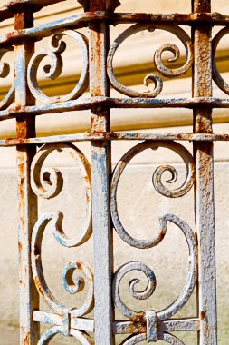  Beyaz beton duvar ve gölge siyah balauster acces Küpeşte soyut