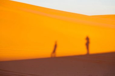Fas kum ve dune çölde güneş