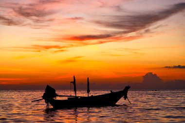  Tayland gündoğumu tekne ve deniz inkho tao b kıyı şeridi 