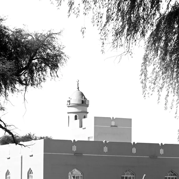 W oman, muscat stary minaret Meczetu i religia w czyste niebo — Zdjęcie stockowe