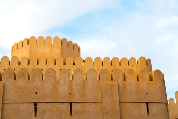 In oman muscat il vecchio forte difensivo battaglia cielo a — Foto Stock