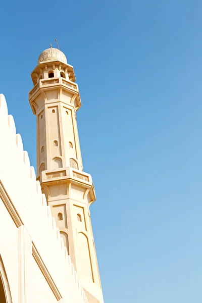 Dans oman muscat l'ancienne mosquée minaret et religion dans le ciel clair — Photo