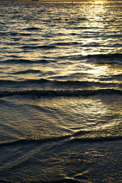 In acqua sud di una linea arancione d'oro — Foto Stock