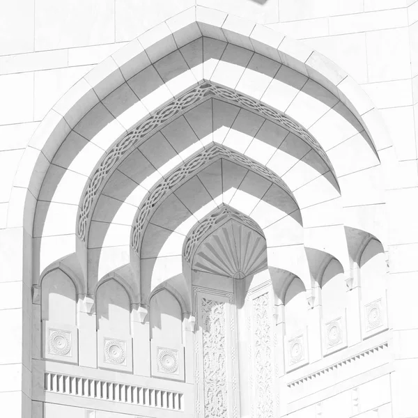 オマーン マスカットの大きなモスクの抽象的な背景とアンティークの壁で — ストック写真