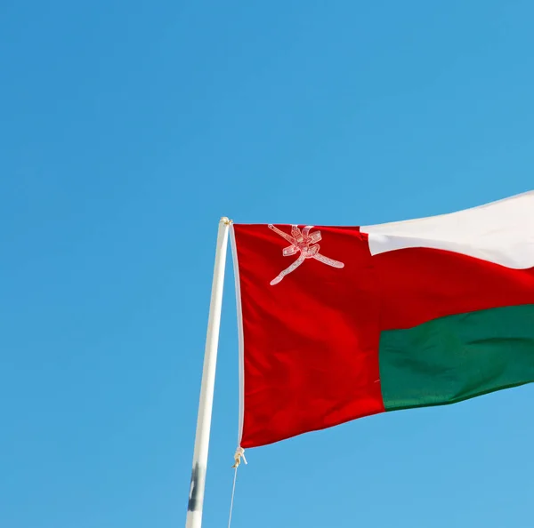 Felhős Omán Integetett Zászló — Stock Fotó