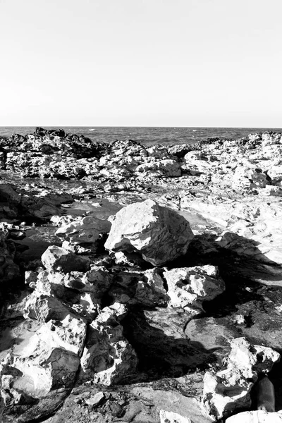 Na costa oman mar oceano golfo rocha e praia relaxar perto do céu — Fotografia de Stock