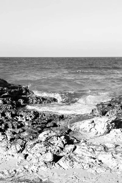 在阿曼海岸线的海海洋海湾岩和海滩放松附近天空 — 图库照片