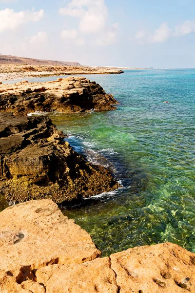 I oman kusten havet ocean gulf rock och stranden koppla av nära himlen — Stockfoto