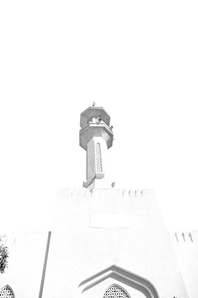 In oman muscat das Minarett der alten Moschee und die Religion bei klarem Himmel — Stockfoto