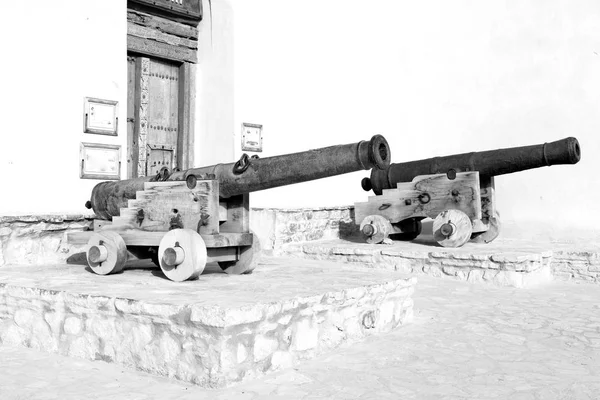 Em oman muscat o velho castelo e canhão perto da parede — Fotografia de Stock