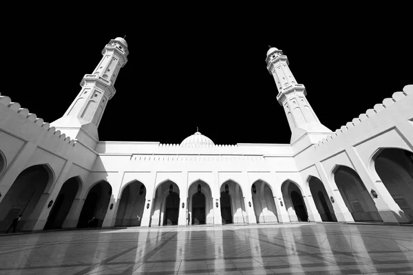 Em oman muscat a antiga mesquita minarete e religião no céu claro — Fotografia de Stock