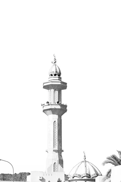 En oman moscatel la antigua mezquita minarete y la religión en el cielo claro — Foto de Stock