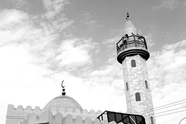 Dans oman muscat l'ancienne mosquée minaret et religion dans le ciel clair — Photo