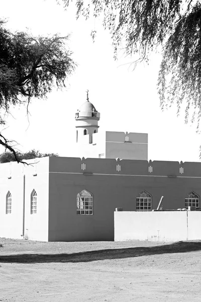 En oman moscatel la antigua mezquita minarete y la religión en el cielo claro — Foto de Stock