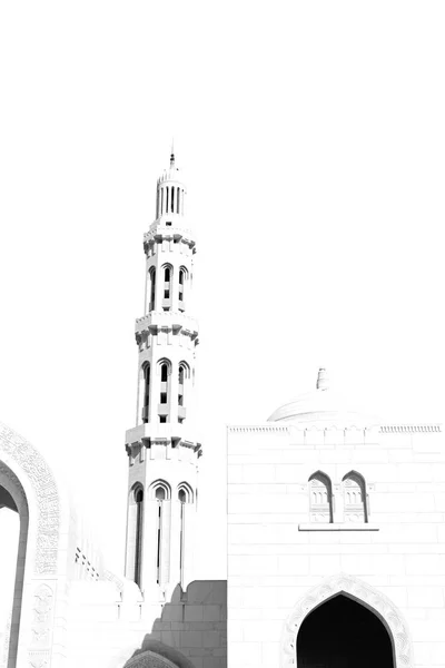 In oman muscat das Minarett der alten Moschee und die Religion bei klarem Himmel — Stockfoto