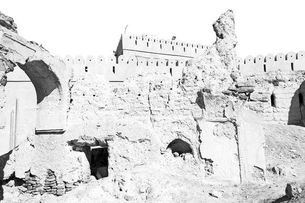 Oman la vieille maison abandonnée d'arc de village et ciel nuageux — Photo