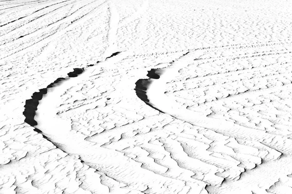 Wüstenpiste mit einigen Autos im Sand und Richtung Textu — Stockfoto