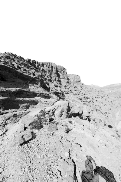 In oman la vecchia gola di montagna e canyon il cielo nuvoloso profondo — Foto Stock