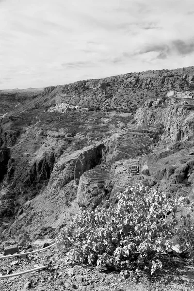 En Oman el viejo barranco de la montaña y el cañón el cielo nublado profundo — Foto de Stock