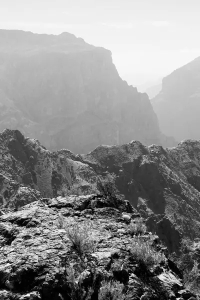 No oman o desfiladeiro velho da montanha e o canyon o céu nublado profundo — Fotografia de Stock