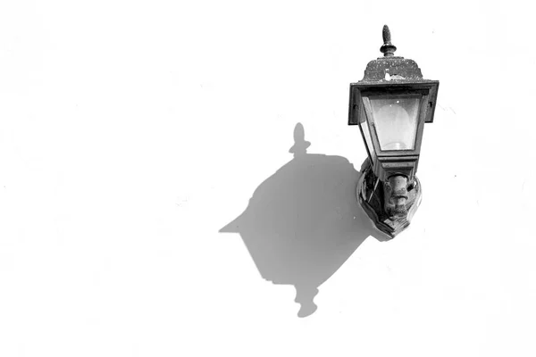 In oman de straat lamp — Stockfoto