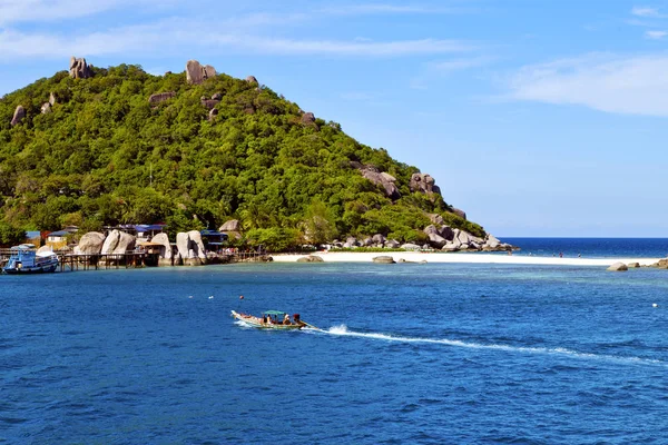 Rocas casa barco en Tailandia y el mar del sur — Foto de Stock