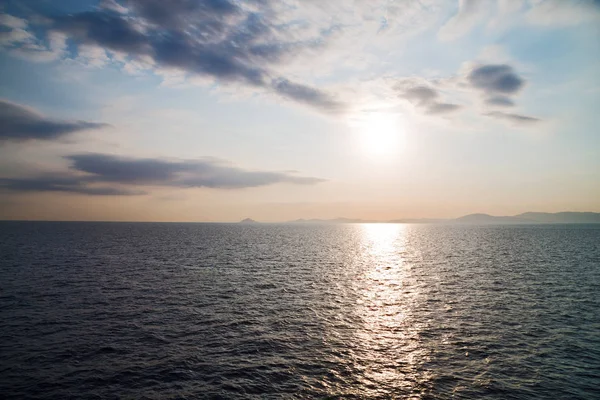 Santorini hill Yunanistan günbatımı ve gökyüzü Akdeniz kırmızı