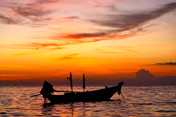 Thailand sunrise båten och havet inkho tao b kust — Stockfoto