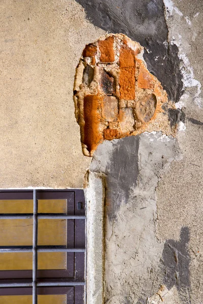Comerciar la ventana vares veneciano de madera en el ladrillo de hormigón —  Fotos de Stock