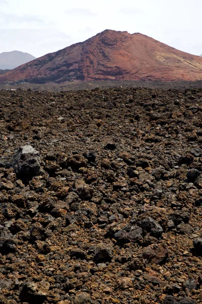 Pietra vulcanica a Los Vulcanes lanzarote roccia cielo collina e s — Foto Stock