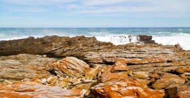  Güney Afrika 'da gökyüzü bulanık okyanus tsitsikamma doğa ve kaya rezervi
