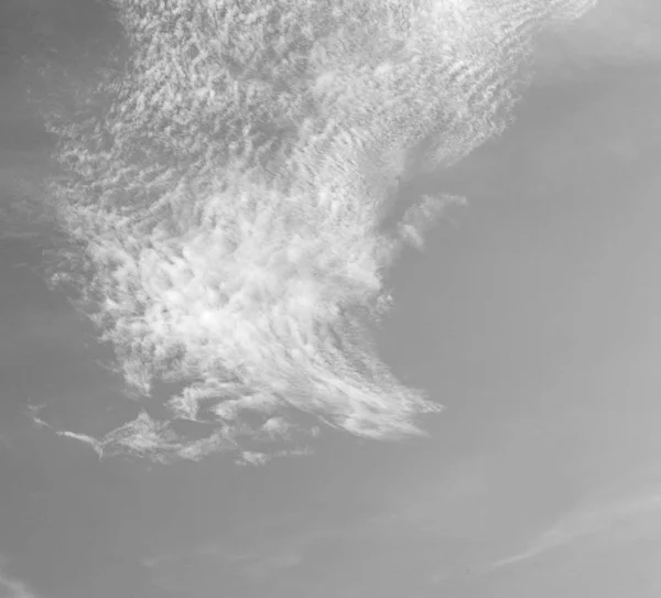 Omán a bolyhos felhős ég és üres hely — Stock Fotó
