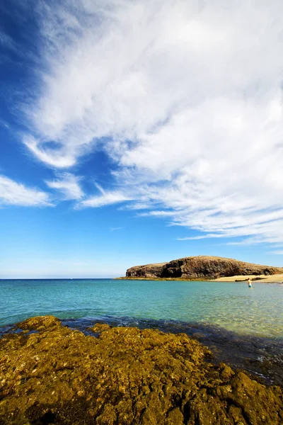 Bewölkt Strand leichtes Wasser in lanzarote Insel Schaumstoff Felsen Spanien — Stockfoto