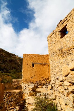 Umman dağda eski terk edilmiş köy evi ve cl kemer