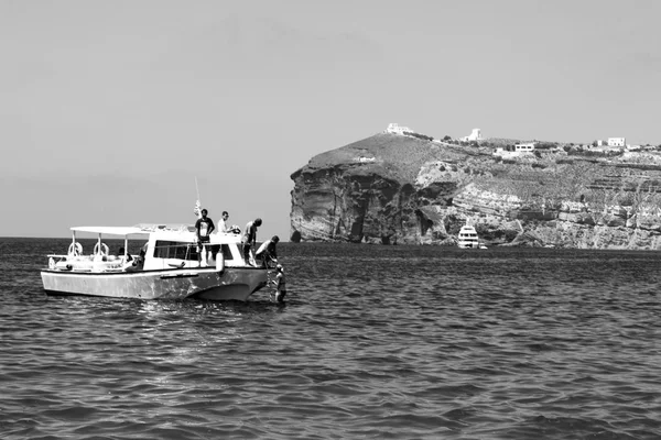 En barco griego cerca de la costa —  Fotos de Stock