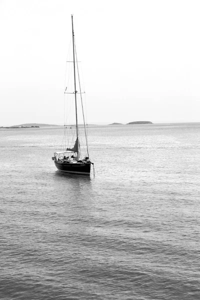 In Griekenland boot in de buurt van de kust — Stockfoto