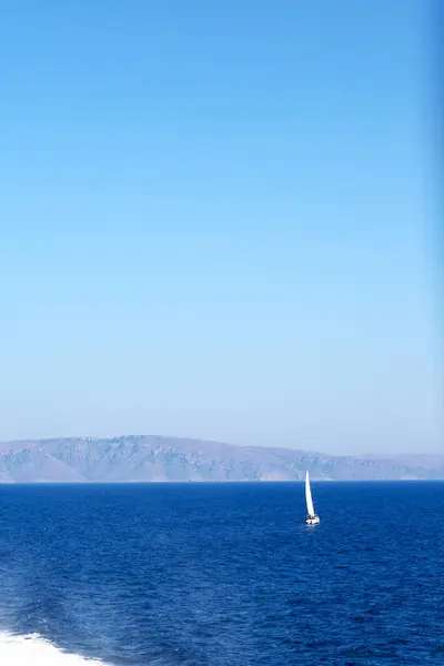 Em barco greece perto do litoral — Fotografia de Stock