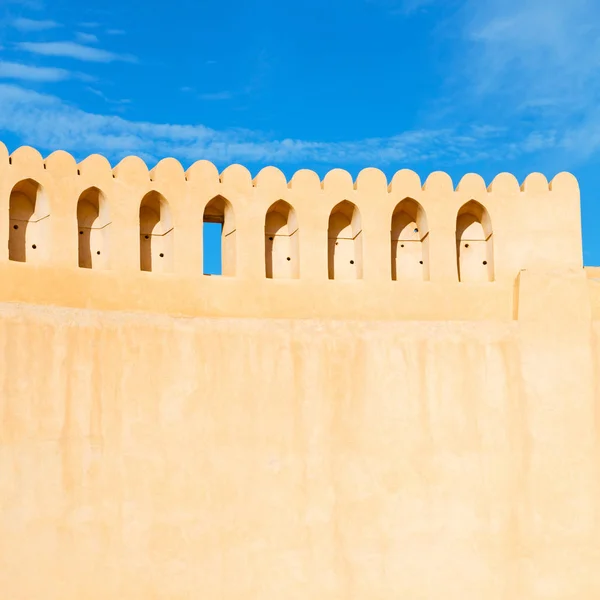 In oman muscat il vecchio forte difensivo battaglia cielo a — Foto Stock