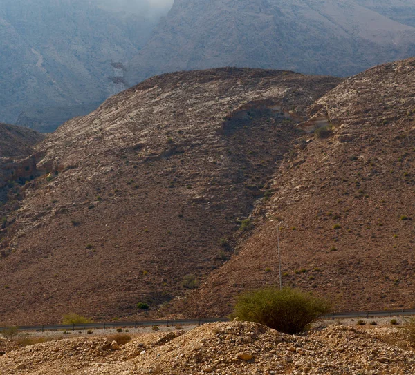 En Oman el viejo barranco de la montaña y el cañón el cielo nublado profundo —  Fotos de Stock