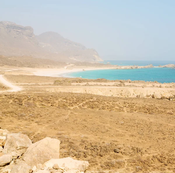 Im arabischen Meer der Hügel in der Nähe von Sandstrand Himmel und Berg — Stockfoto
